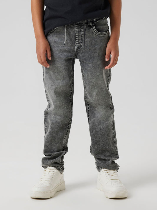 Grå mjukis jeans med skön resår i midjan till pojke. Joggers från Name it.
NKMRYAN SLIM SWE JEANS 5225-TH NOOS
13185212