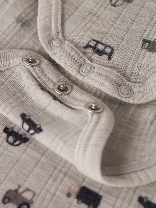 Grå baby body till pojke. Ull body med bilar till bebis pojke. Merino ull, underställ till baby.
NBMWANG WOOL NEEDLE LS BODY NOOS
13229517