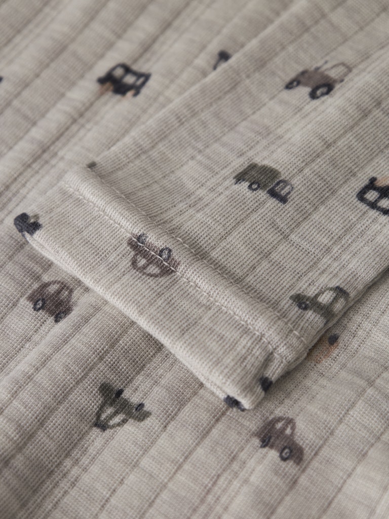 Grå underställs tröja i merino ull till pojke. Ulltröja med bilar i skön merinoull från Name it.
NMMWANG WOOL NEEDLE LS TOP NOOS
13229014