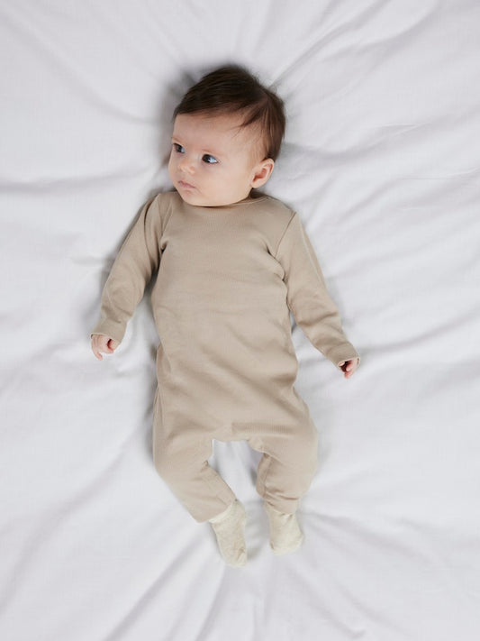 Beige sparkdräkt till baby flicka och pojke. Söt neutral jumpsuit, onesies till nyfödd bebis. Ekologiska barnkläder från Name it.
NBNNAKAL LS SUIT NOOS
13248497