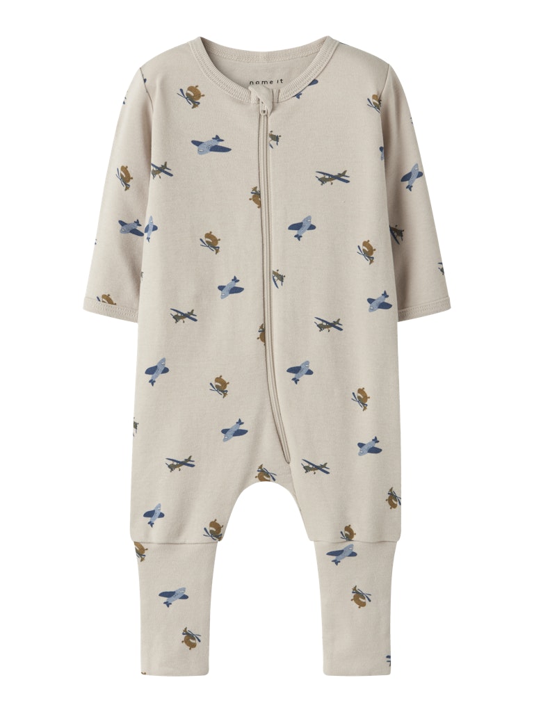 Beige baby pyjamas med flygplan till pojke. Vikbar mudd så man kan välja om man vill ha fot eller utan fot till sin nyfödda eller lilla barn.
NBMNIGHTSUIT ZIP FF AIRPLANE NOOS
13248630