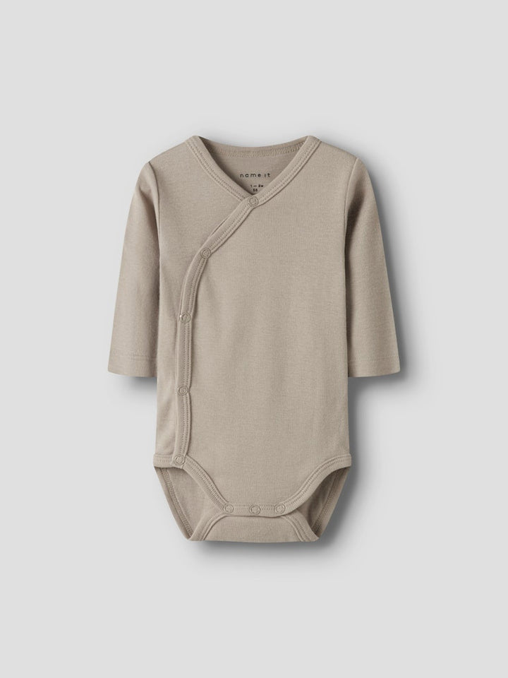 2 pack omlott baby body till flicka och pojke. Ekologiska bebis kläder från Name it. Beige och vit långärmad body med omlottknäppning
NBNBODY 2P LS WRAP SOLID NOOS
13248727