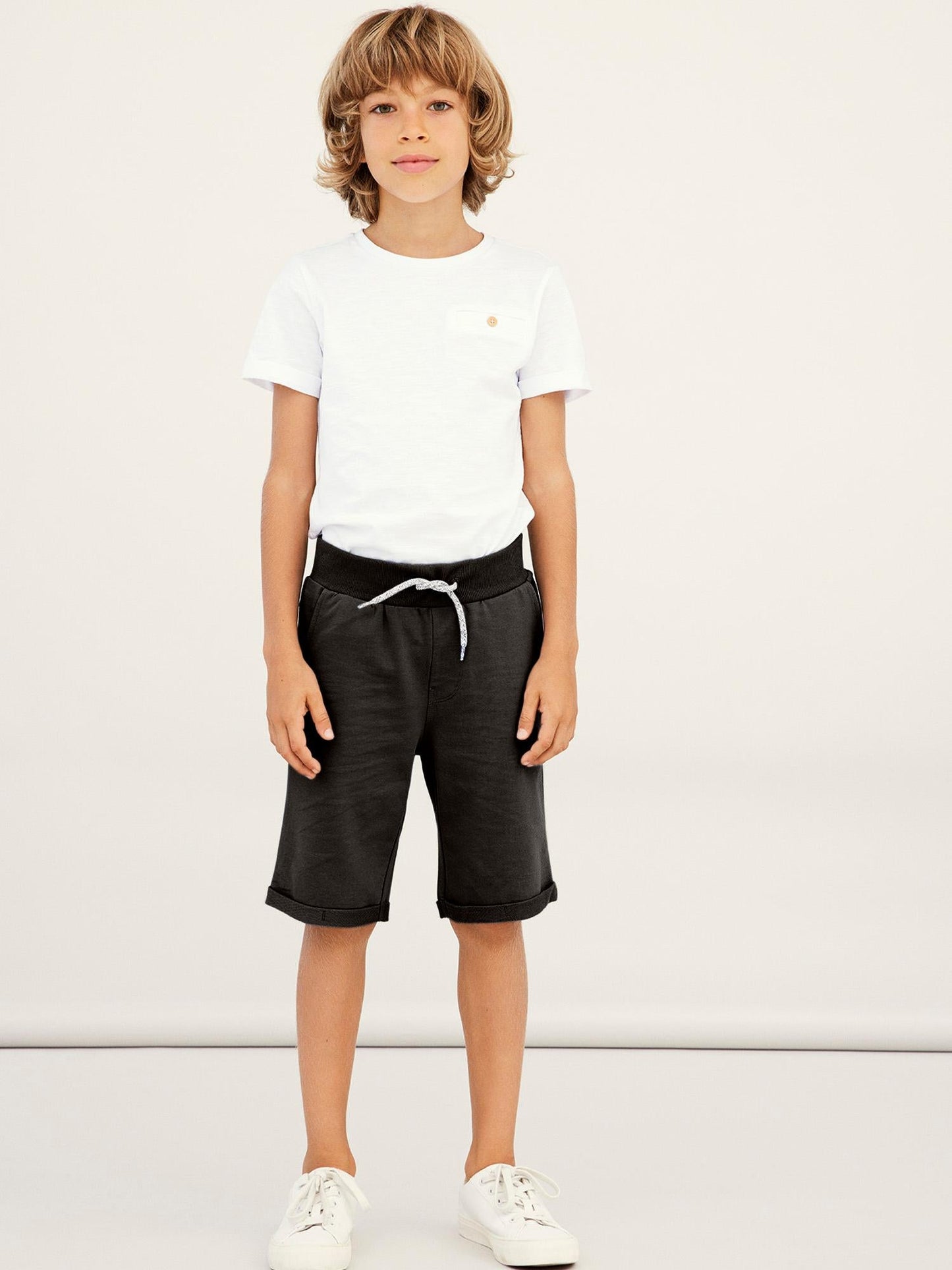 Svart lång shorts till pojke. Sweat shorts kille från Name it.
NKMVERMO LONG SWE SHORTS UNB F NOOS
13201050