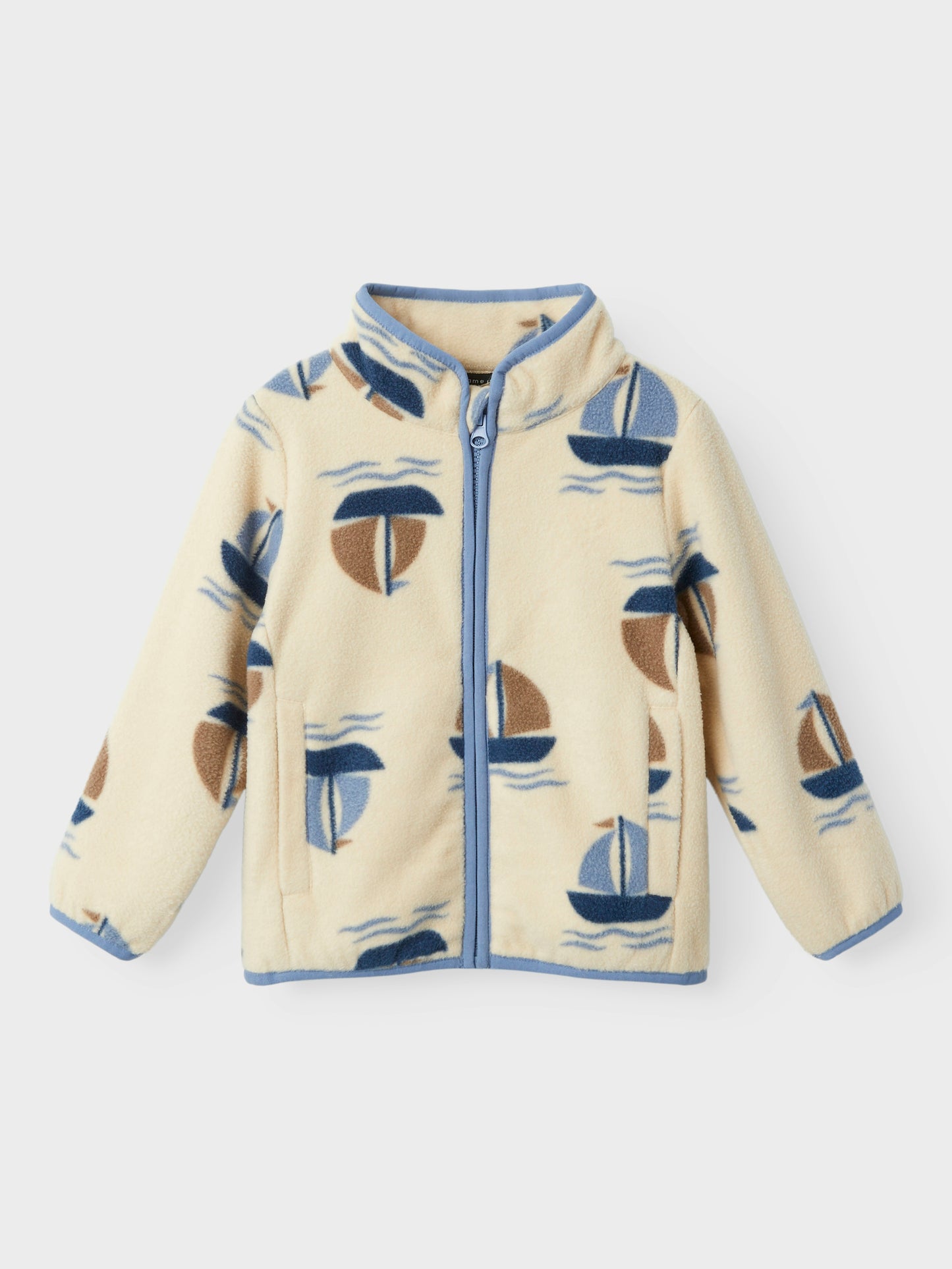 Beige fleece jacka med dragkedja, blå detaljer och mönster av båtar. Fleecejacka till pojke, kille från Name it.
NMMMEEKO FLEECE JACKET BOAT
13237578