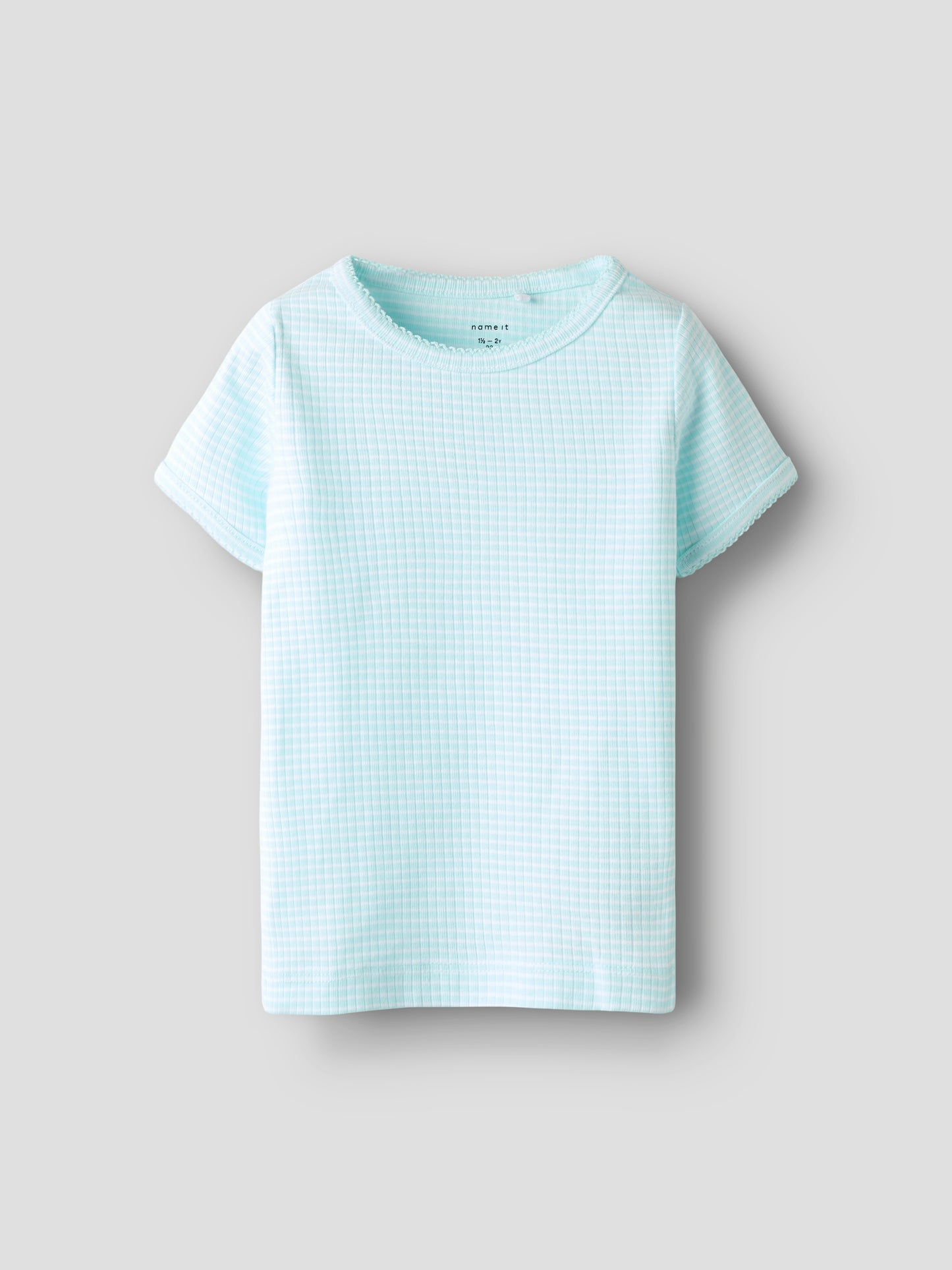 Blå randig enfärgad t-shirt till flicka. Barn topp från Name it.
NMFFIKATIE SS SLIM TOP
13238057