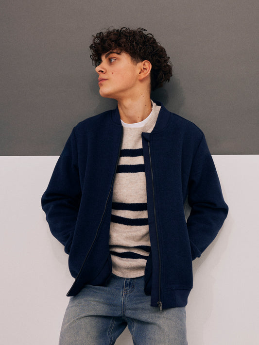 Kille klädd i Ungdoms jacka i bomberinspirerad modell. Blå vårjacka från LMTD i kort modell med fickor och dragkedja.
NLMLOVE LS SHORT BOMBER JACKET
13238443
