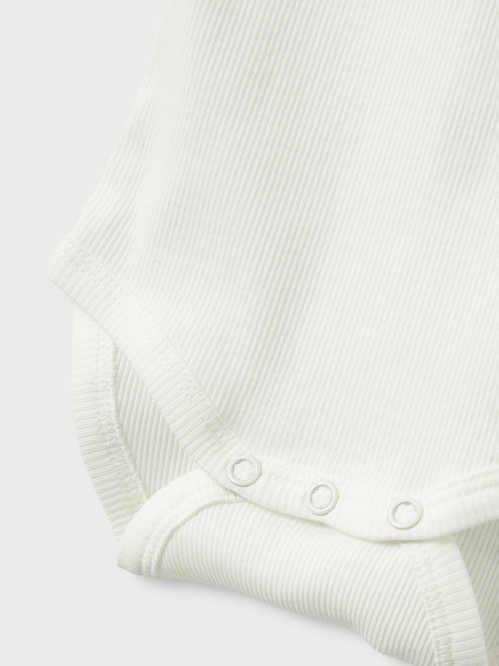 Vit ribbad baby body med knappar till bebis pojke, kille. Ekologiska babykläder från Name it.
NBMTADOK LS BODY
13238660
