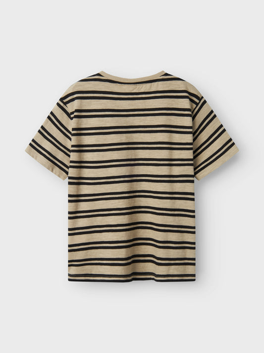 Beige randig t-shirt till kille. Ekologiska barnkläder, kortärmad tröja till pojke.
NKMTECALLE SS NREG TOP
13238774Beige randig t-shirt till kille. Ekologiska barnkläder, kortärmad tröja till pojke.
NKMTECALLE SS NREG TOP
13238774