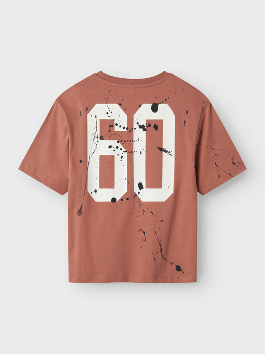Röd fläckig t-shirt till kille. Tryck på ryggen, ryggprint. Ekologiska barnkläder till pojke från Name it.
NKMTUBALU SS RLX TOP
13238778