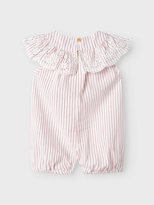 Randig vit och röd sunsuit till bebis flicka. Baby sparkdräkt, soldräkt med shorts i söt ekologisk modell med spets och volanger. Klassisk modell av jumpsuit från Name it.
NBFFILINE SUNSUIT
13240486