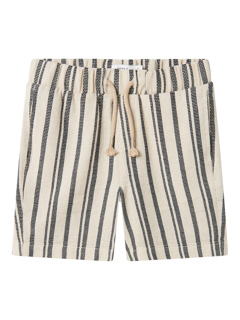 Beige randiga pojke shorts med snörning – svala, slitstarka och redo för sommarens äventyr till ungdom kille.
NKMFOKO NREG SHORTS
13240151