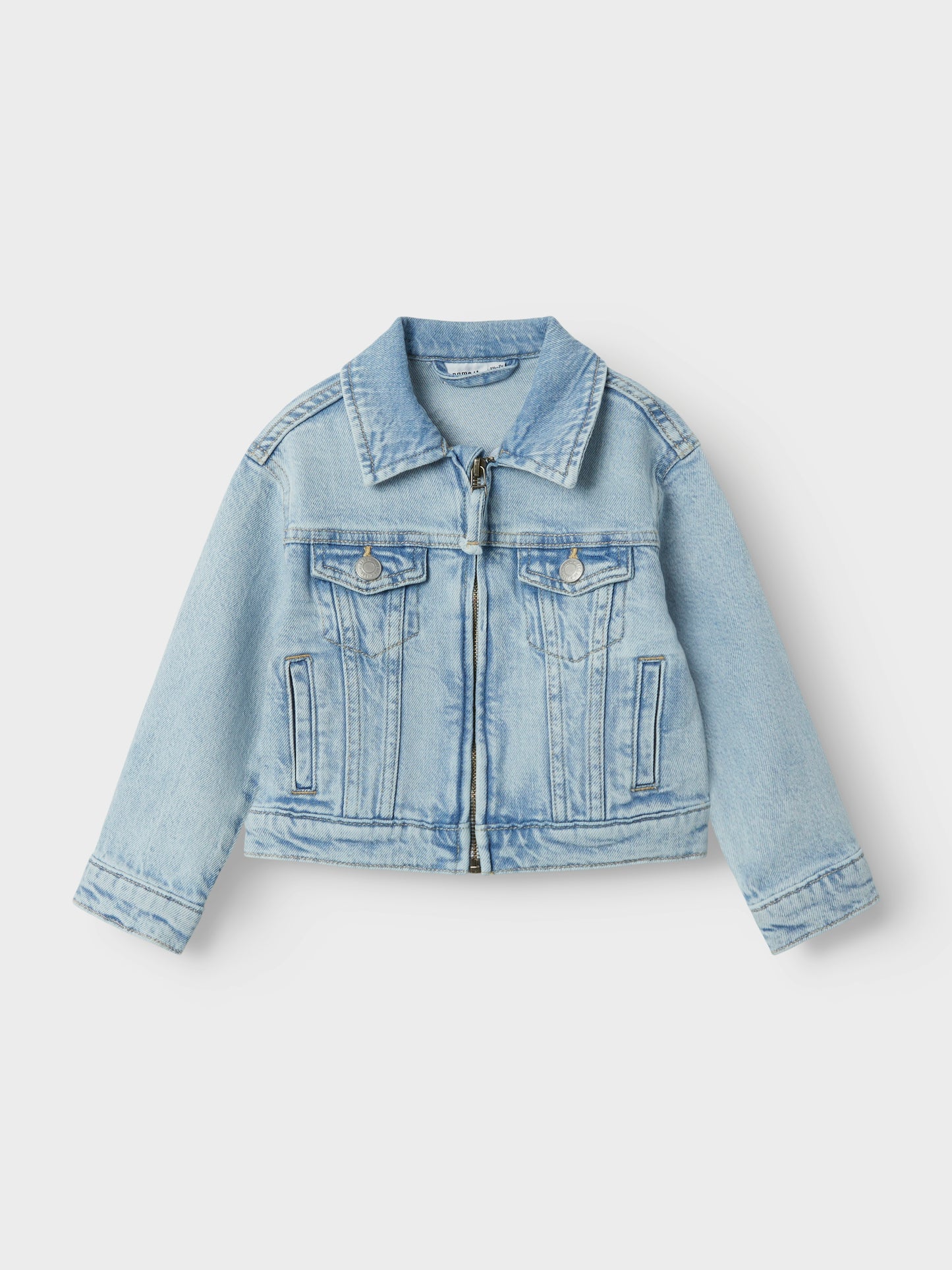 Mjuk och stretchig jeans jacka till pojke. Jeansjacka till liten tjej eller kille med dragkedja till stängning. Vårjacka från Name it.
NMMTONE DNM JACKET 5560-AQ D
13240625