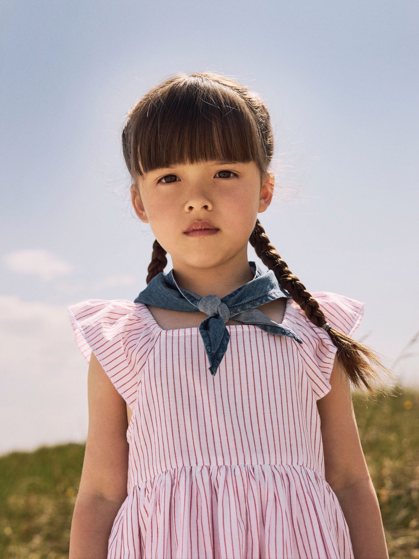 Klassisk vit och röd sommar klänning till flicka. Sommarklänning i lite gammeldags modell, sagolikt vacker axelbands klänning från Name it med spets nertill.
NMFFESINNE CAPSL DRESS
13227302