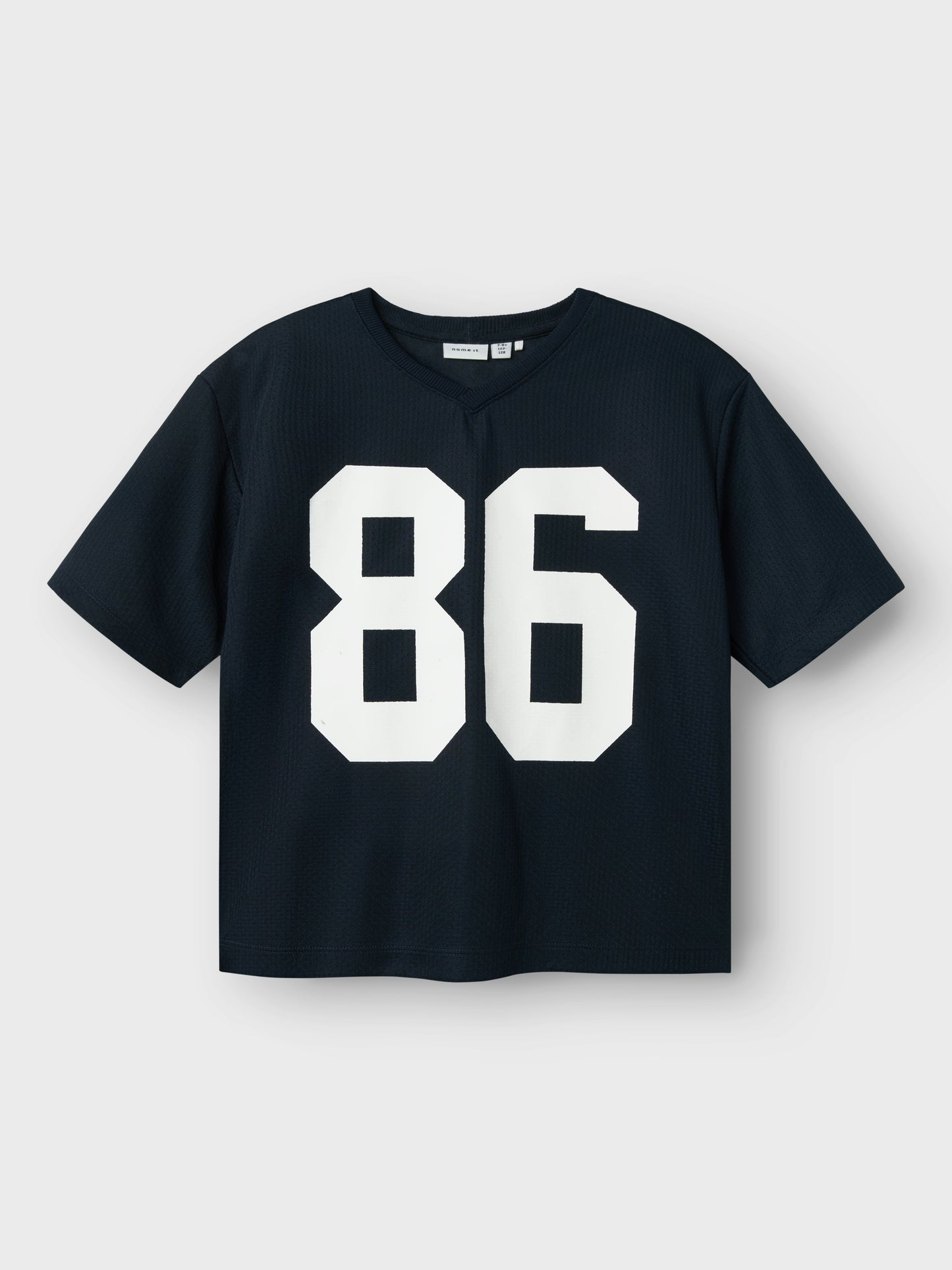 Kortärmad blå t-shirt i återvunnen polyester. Sportig tröja till kille, pojke.
NKMFERD SS RLX TOP
13241261