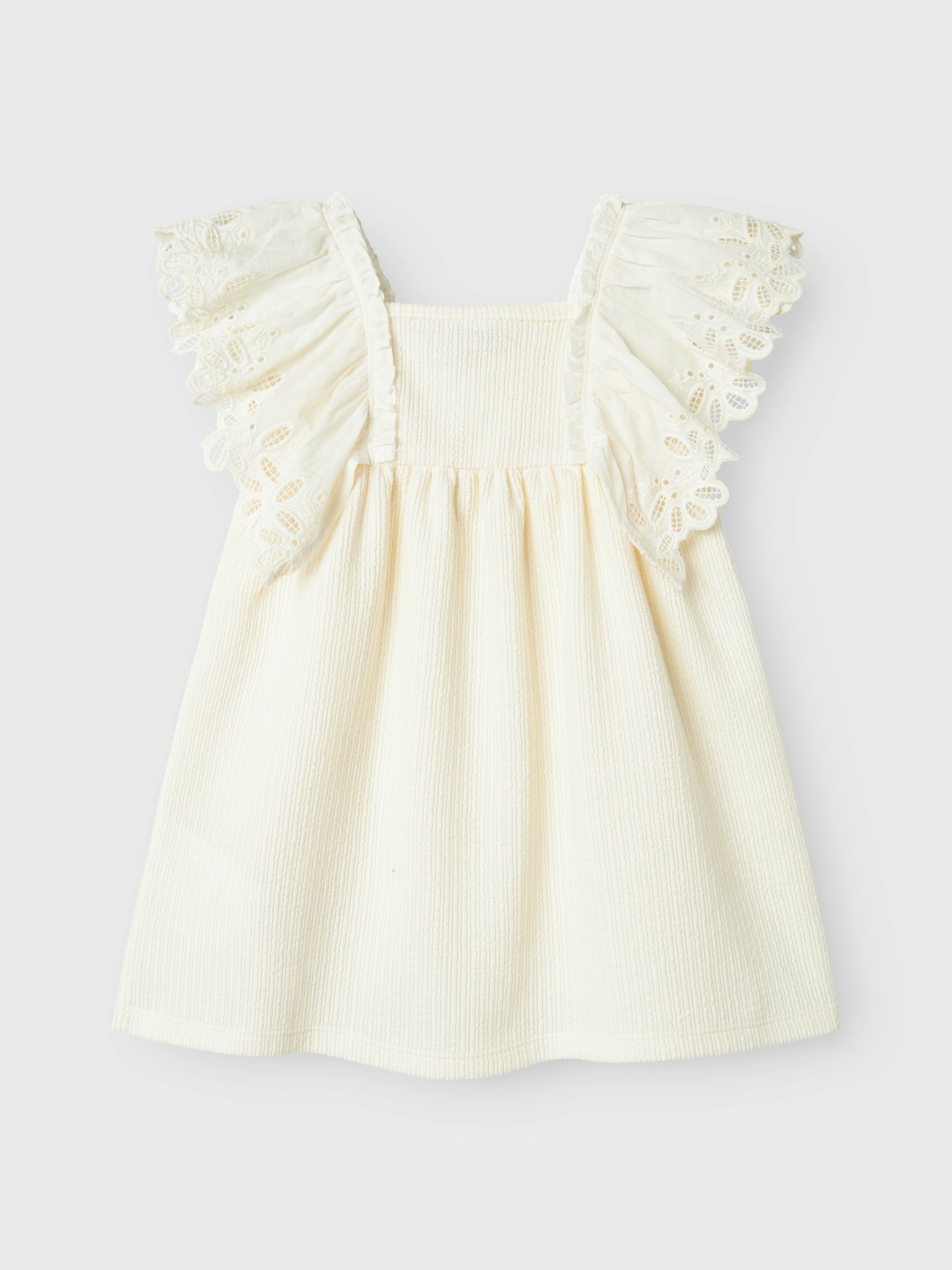 Vacker vit sommar klänning till flicka. Ekologiska barnkläder från Name it när de är som allra bäst. Söt finklänning både till vardag och fest, midsommar och lek.
NMFFRIJO SS DRESS
13241101