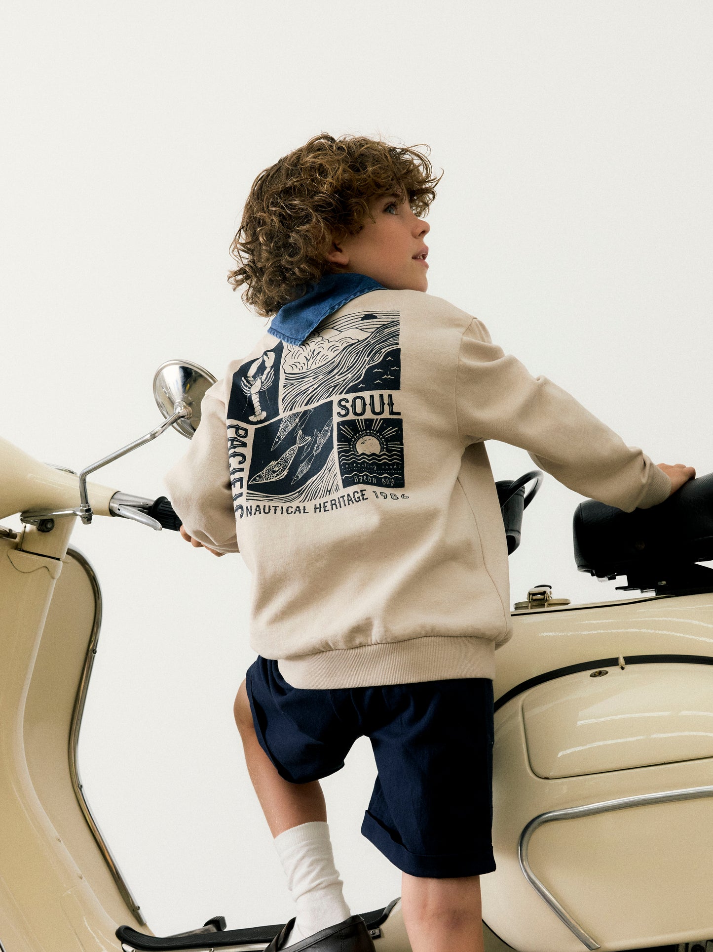 Beige crewn neck tröja med stort snyggt backprint tryck på ryggen. Sweatshirt till kille, pojke från Name it.
NKMFYLIMMO LS NREG SWEAT UNB
13241618