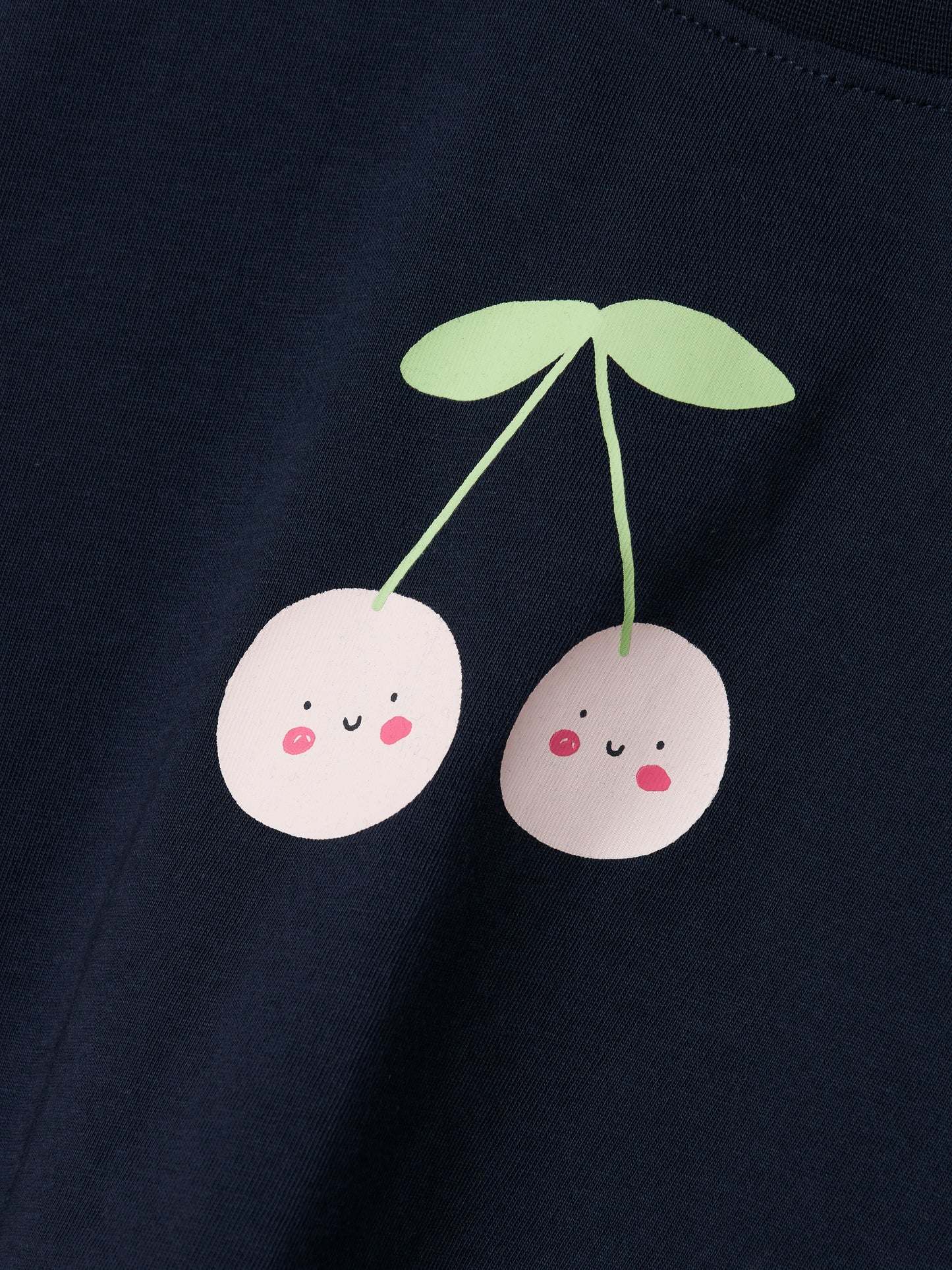 Blå kortärmad t-shirt till flicka. Topp med söta körsbär på från Name it.
NMFVILINSE SS NREG SHORT TOP
13228157