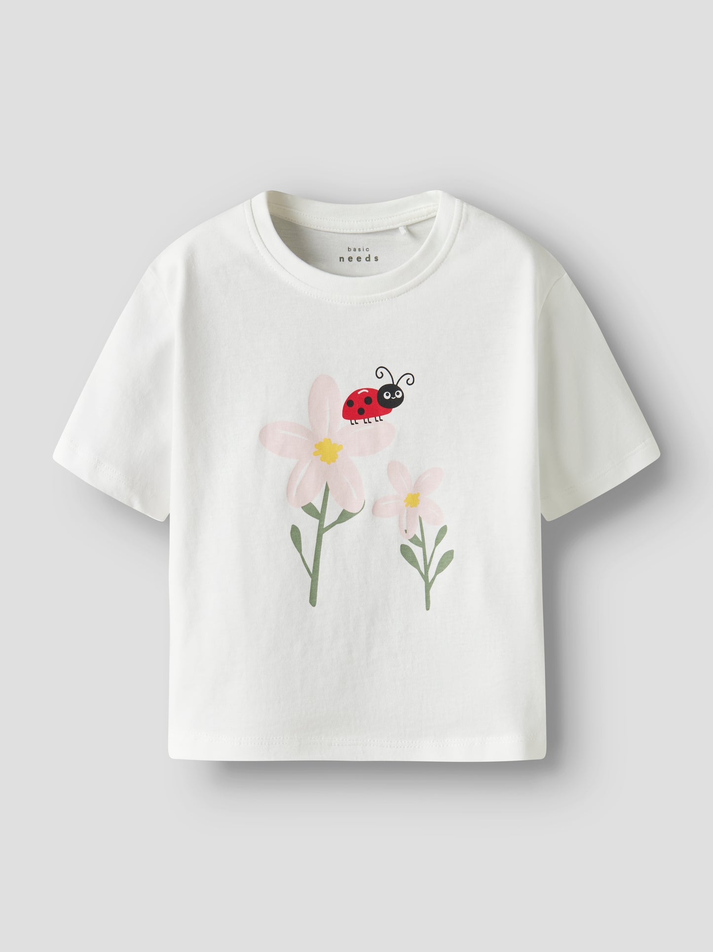 Vit kortärmad t-shirt till flicka. Topp med söt nyckelpiga och blommor på från Name it.
NMFVILINSE SS NREG SHORT TOP
13228157