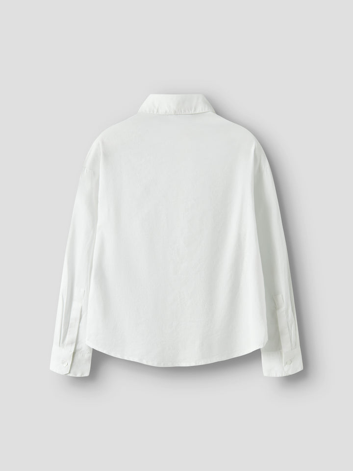 Vit tjej skjorta från Name it. Långärmad blus till flicka barn och ungdom. Klä upp ditt barn för speciella tillfällen eller vardag med coola skjortor som låter ditt barn röra sig och leka. Poplin är ett lätt, vävt tyg med slät och jämn yta för en fräsch och cool look.
NKFFEMMA
13240445