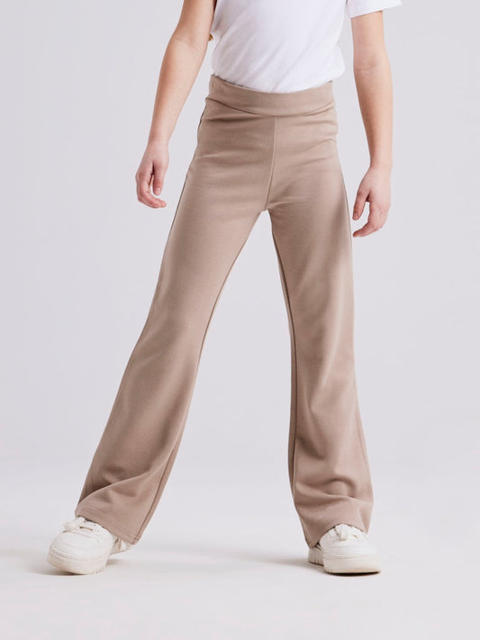 Beige utsvängda byxor till flicka. Bootcut byxa flared från Name it.
NKFFRIKKALIA BOOTCUT PANT
13177337