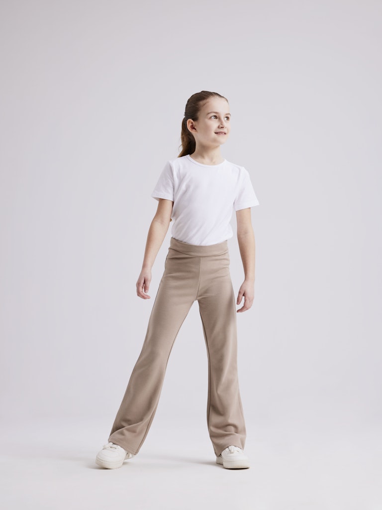 Beige utsvängda byxor till flicka. Bootcut byxa flared från Name it.
NKFFRIKKALIA BOOTCUT PANT
13177337