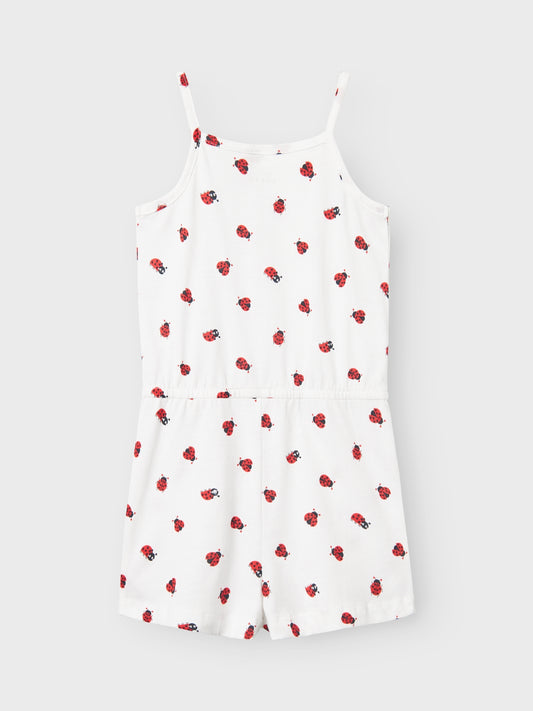 Vit jumpsuit med röda små söta nyckelpigor. Shortsdress med smala axelband perfekt för lek och skoj.