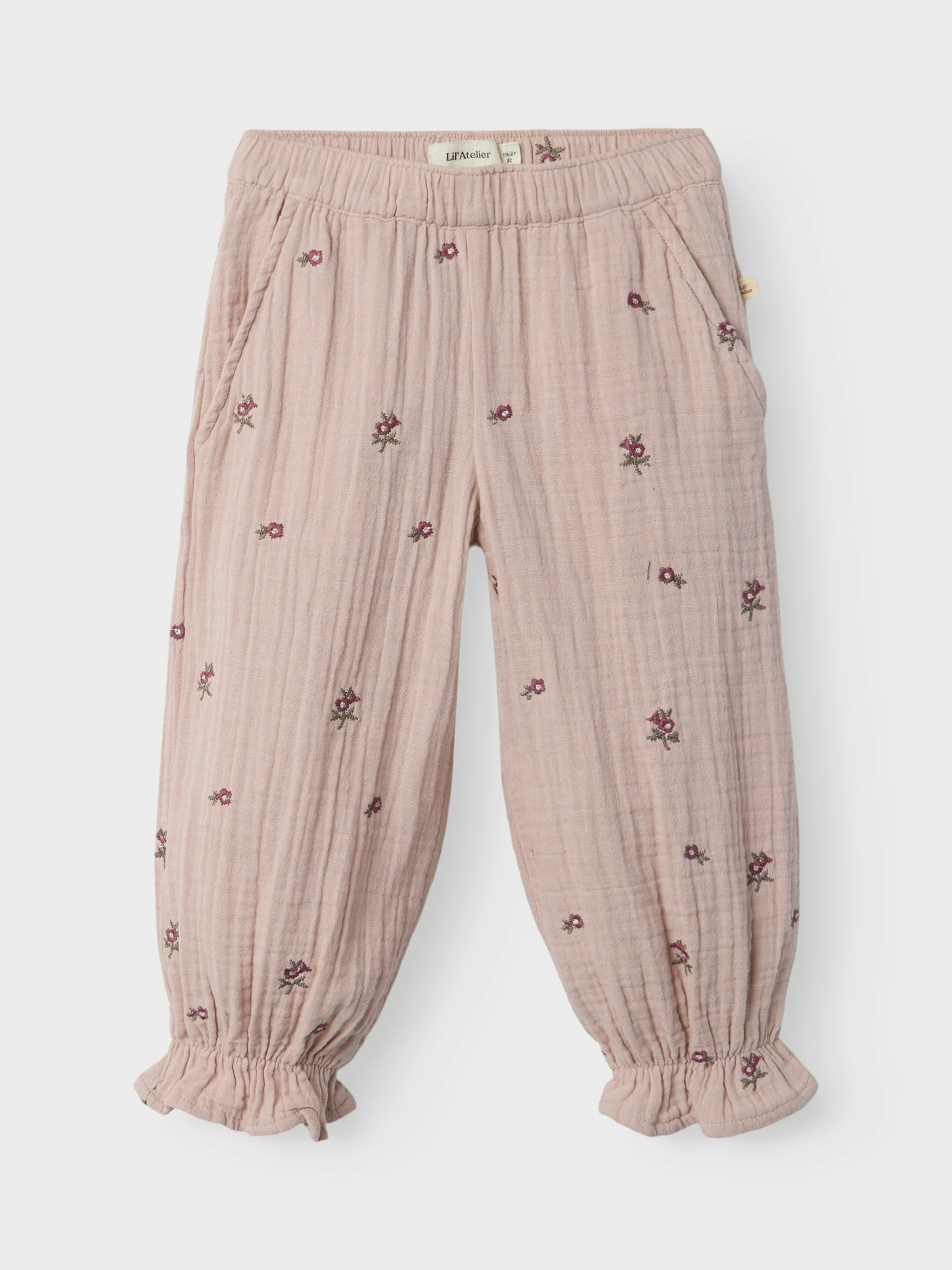 Rosa byxor med blommor på till flicka. Vävd byxa till tjej från Lil' Atelier, ekologiska barnkläder.
NMFTAMINA PANT LIL
13238273