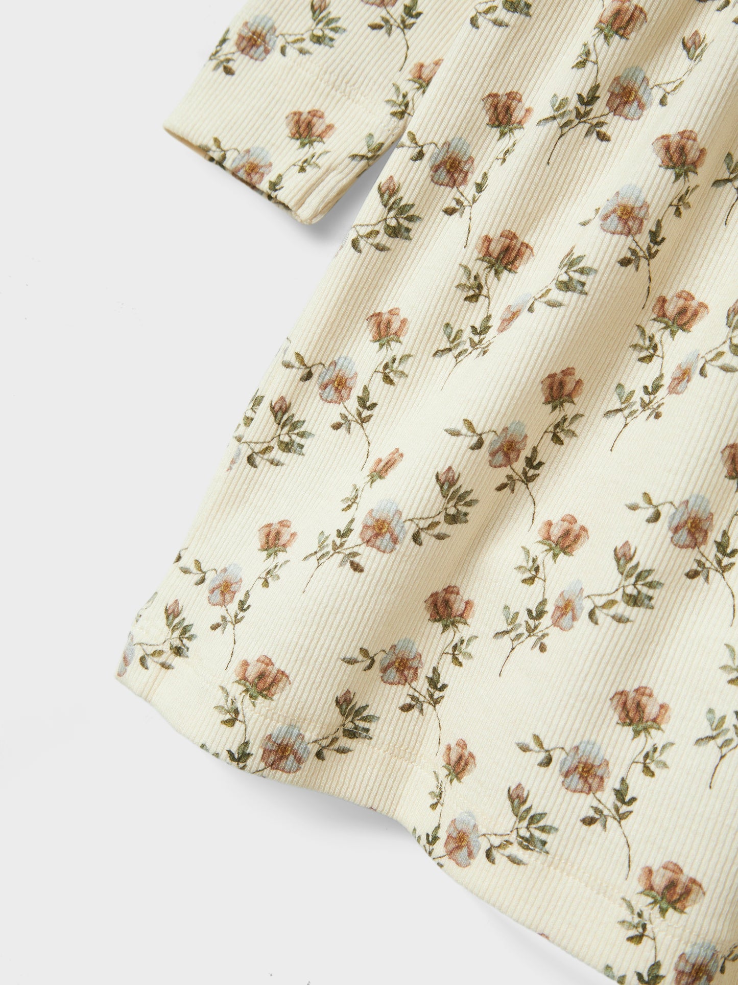 Söt vit långärmad klänning med blommor till tjej. Barnklänning i ekologisk bomull till flicka.
NMFGAVO ENO LS DRESS LIL
13238281