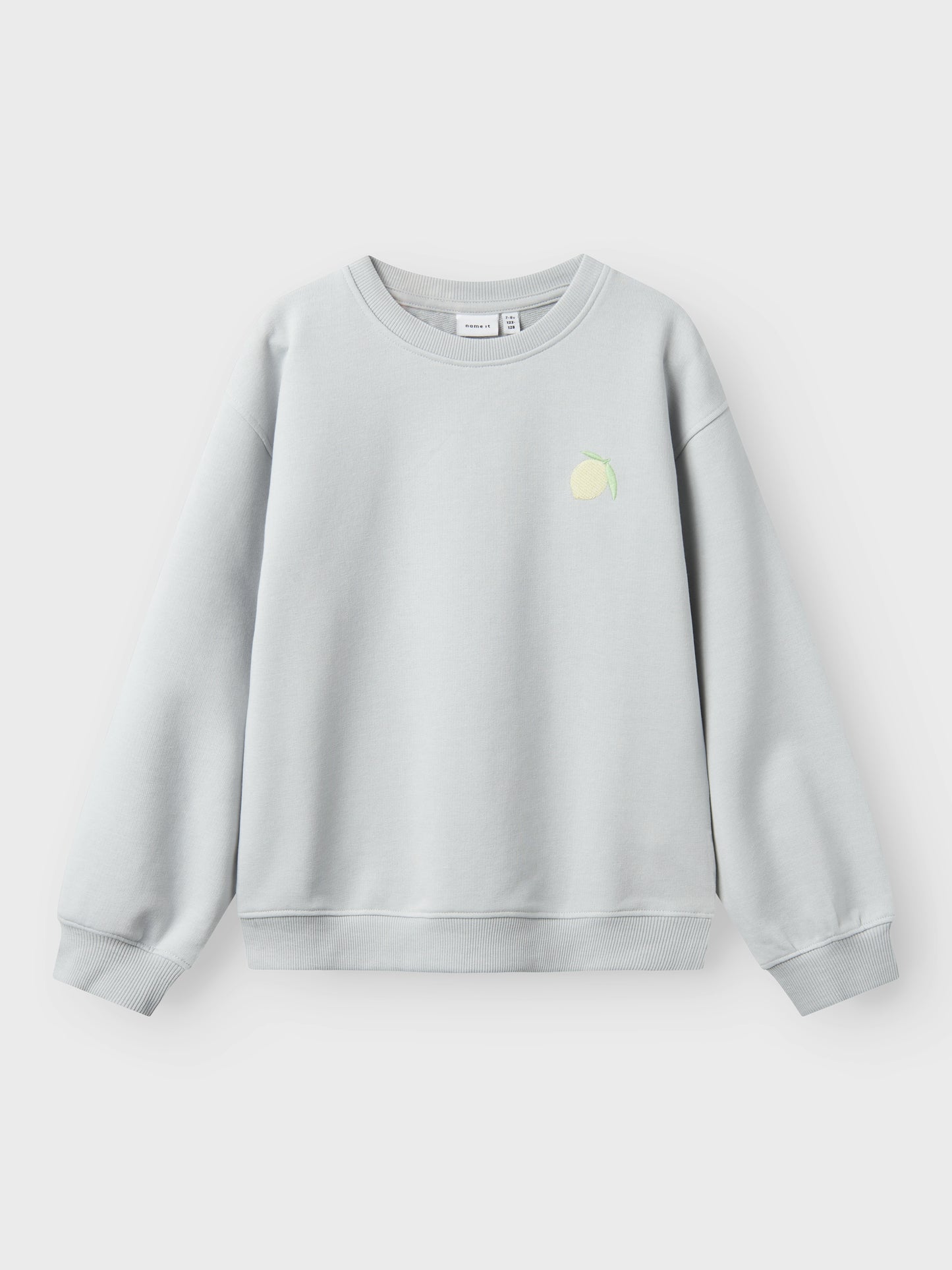Ljus grå långärmad tröja med citron fram och broderad text bak till flicka. Tjej sweatshirt i ekologisk bomull från Name it. Sweat tröja.
NKFBOLADE LS NREG SWEAT UNB BOX
13238925