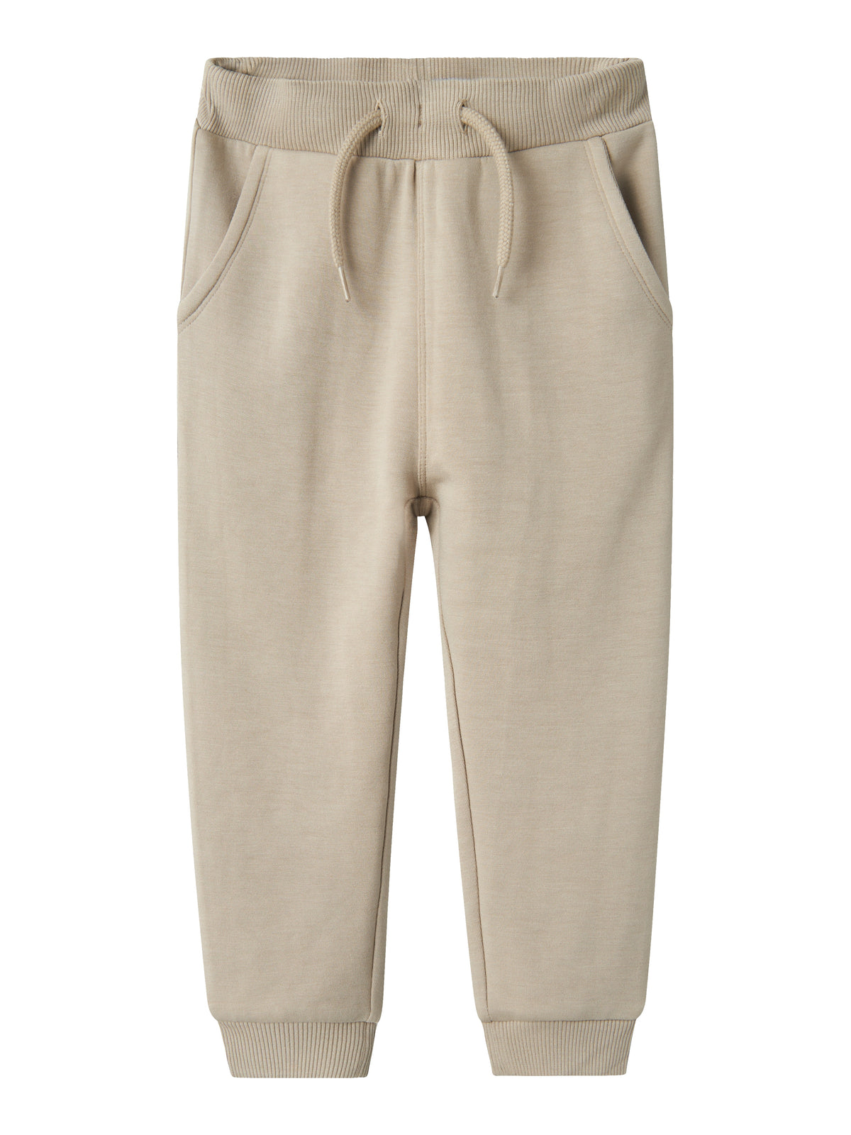 Enfärgad beige mjukisbyxa till pojke och flicka. Joggers byxa från Name it till liten kille och tjej.
NMNRENEE SWT PANT UNB
13238733