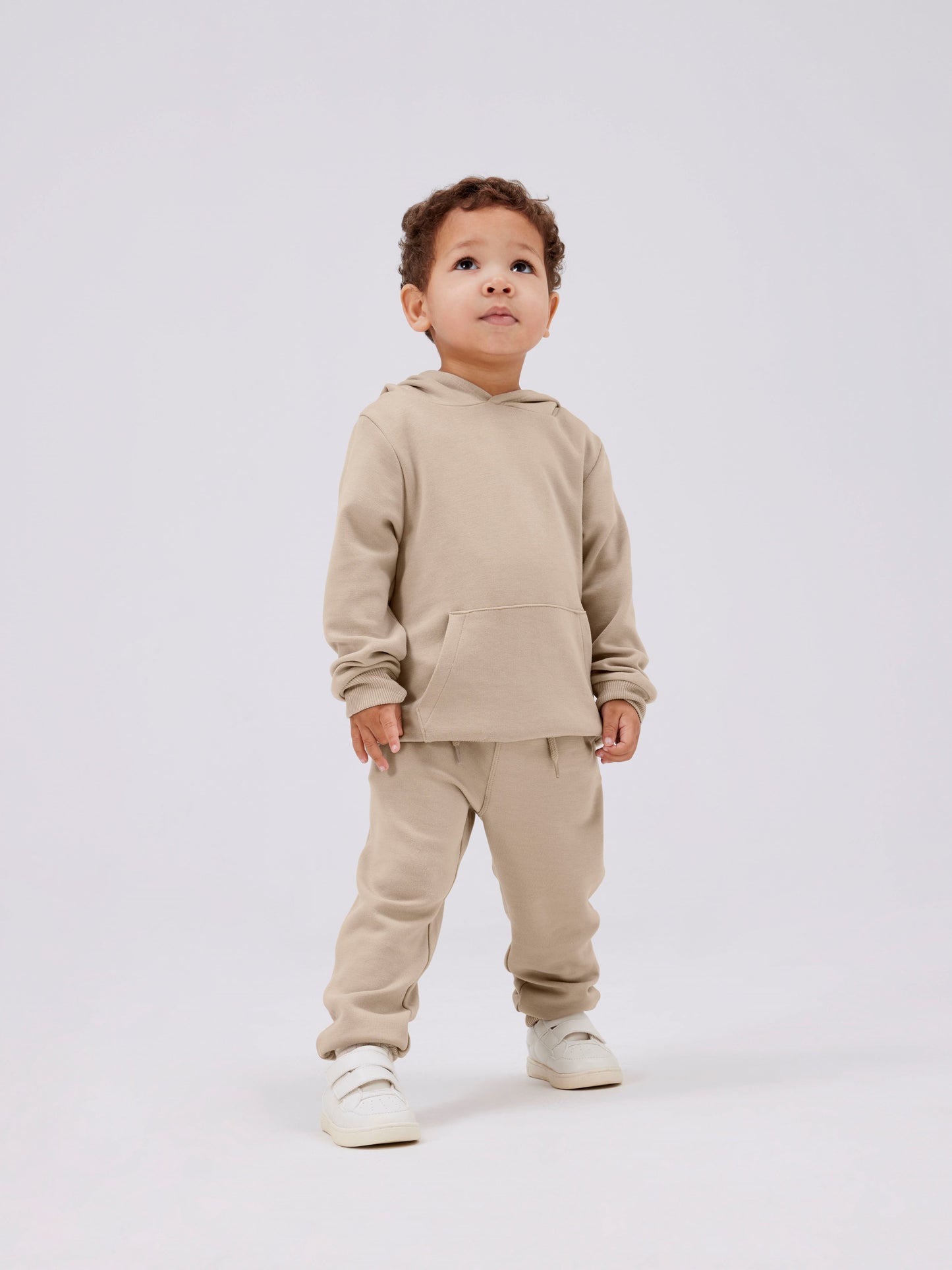 Beige mysdress luvtröja och mysbyxa från Name it.
Enfärgad beige mjukisbyxa till pojke och flicka. Joggers byxa från Name it till liten kille och tjej.
NMNRENEE SWT PANT UNB
13238733