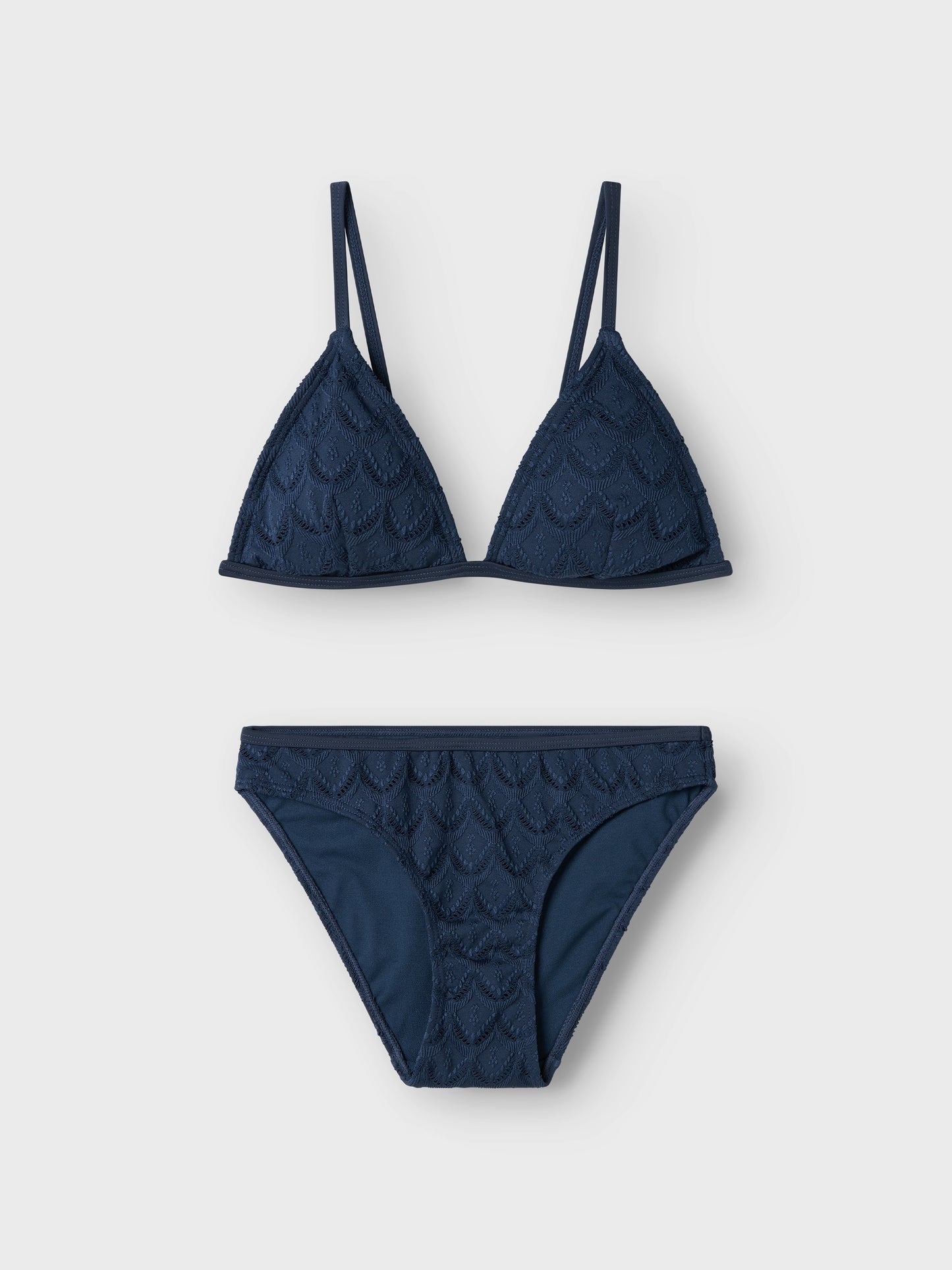 Packa ner trendiga badkläder och gör dig redo för semester eller en dag på stranden. Ungdoms bikini, tjej blå bikini med trekants bh topp och ställbara axelband, vaderade kupor.
NLFZAYAI BIKINI
13239215