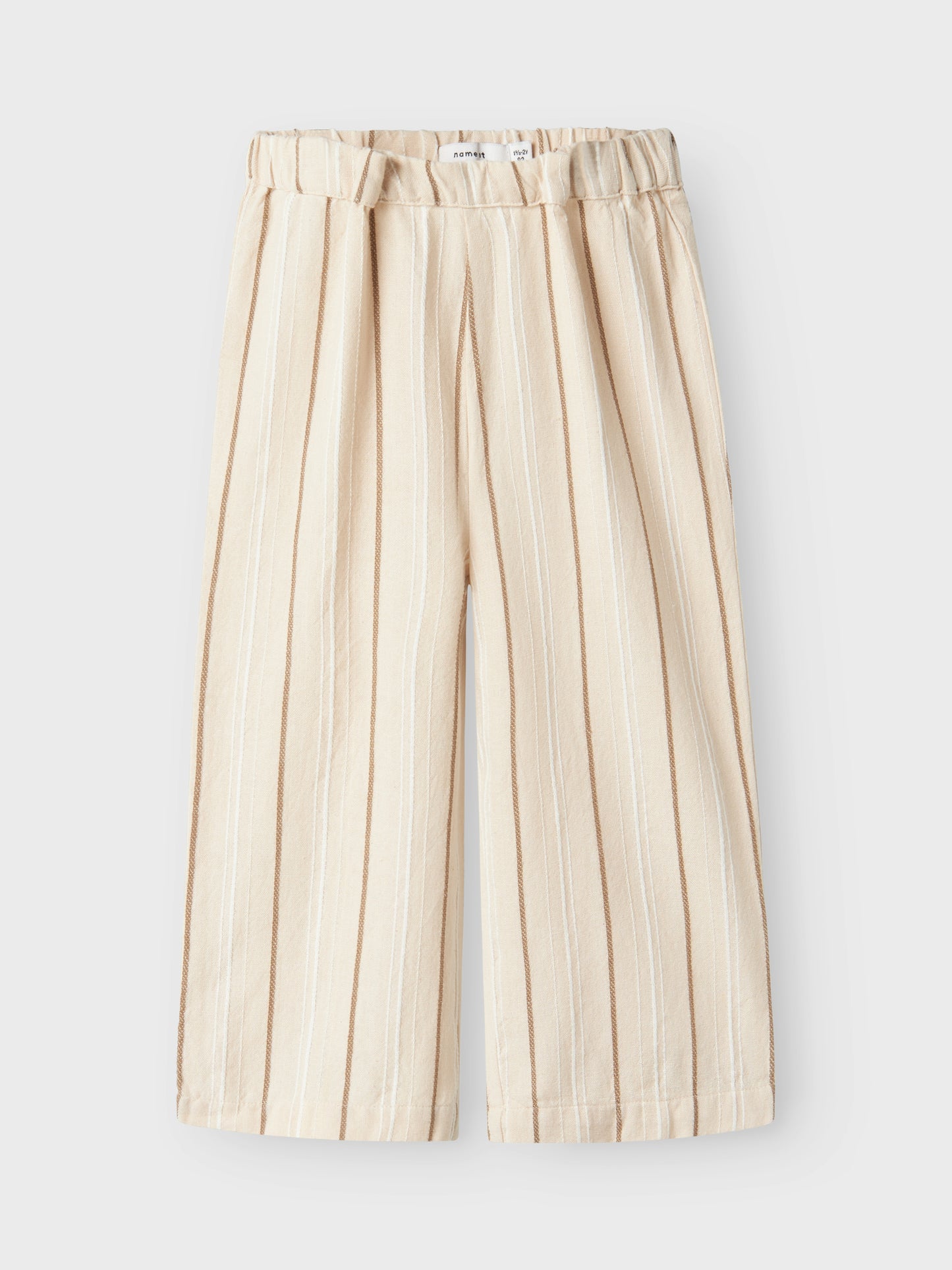 Beige och rosa randig sommar byxa till flicka. Ekologiska barnkläder från Name it. Byxor som ser ut som linnebyxor.
NMFFIMY PANT
13240110