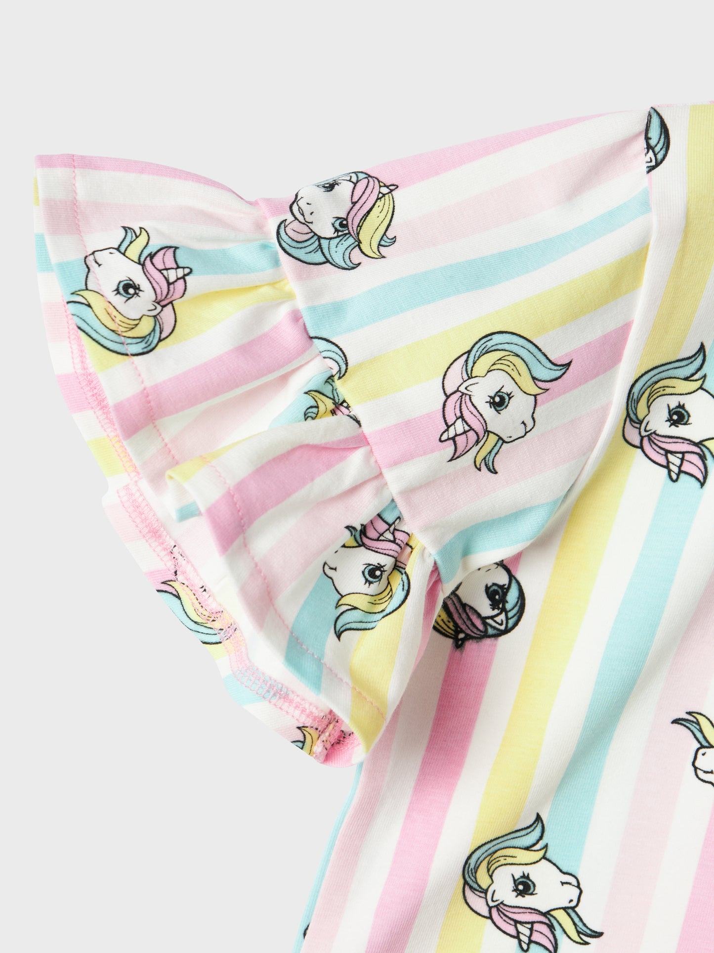 Randigt set av short och t-shirt till flicka. Regnbåge häst, My little pony mönster set till barn i gullig volang modell.
NMFMIDIS MLP SS NREG SHORTSSET CPLG
13241003