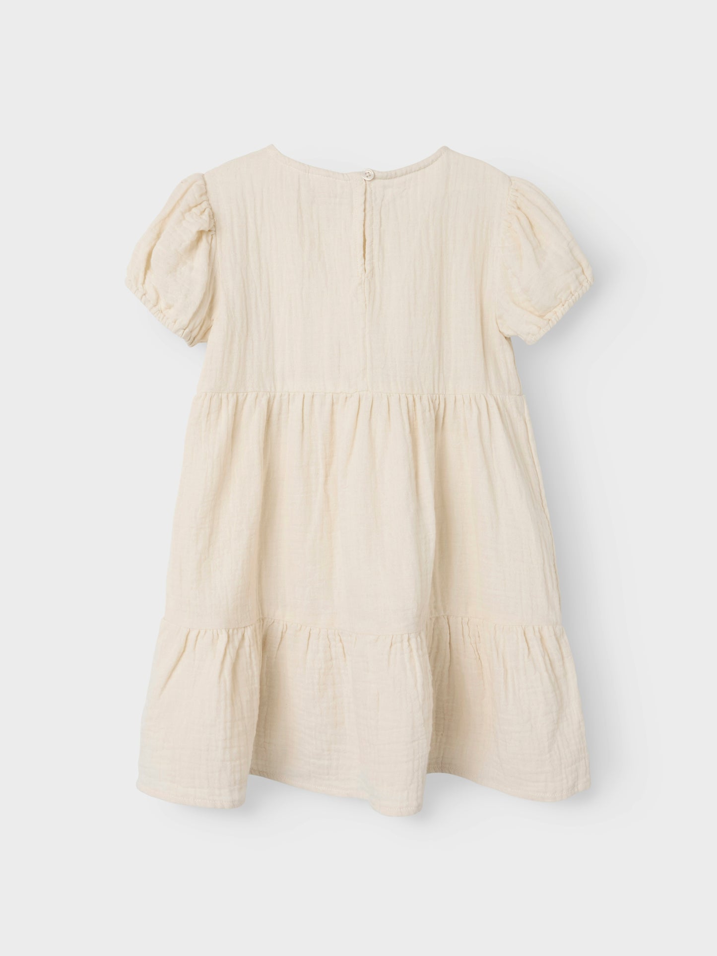 Enfärgad vit, beige barn klänning till flicka i sval och skön muslin. Söt sommar klänning till vardag och fest, midsommar och bröllop.
NMFJASMIN SS DRESS NOOS
13240414