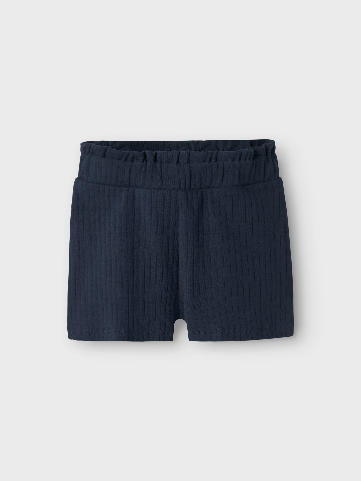 Blå shorts till flicka. Ribbade korta shorts från Name it.
NMFSURAJALI SHORTS NOOS
13240413