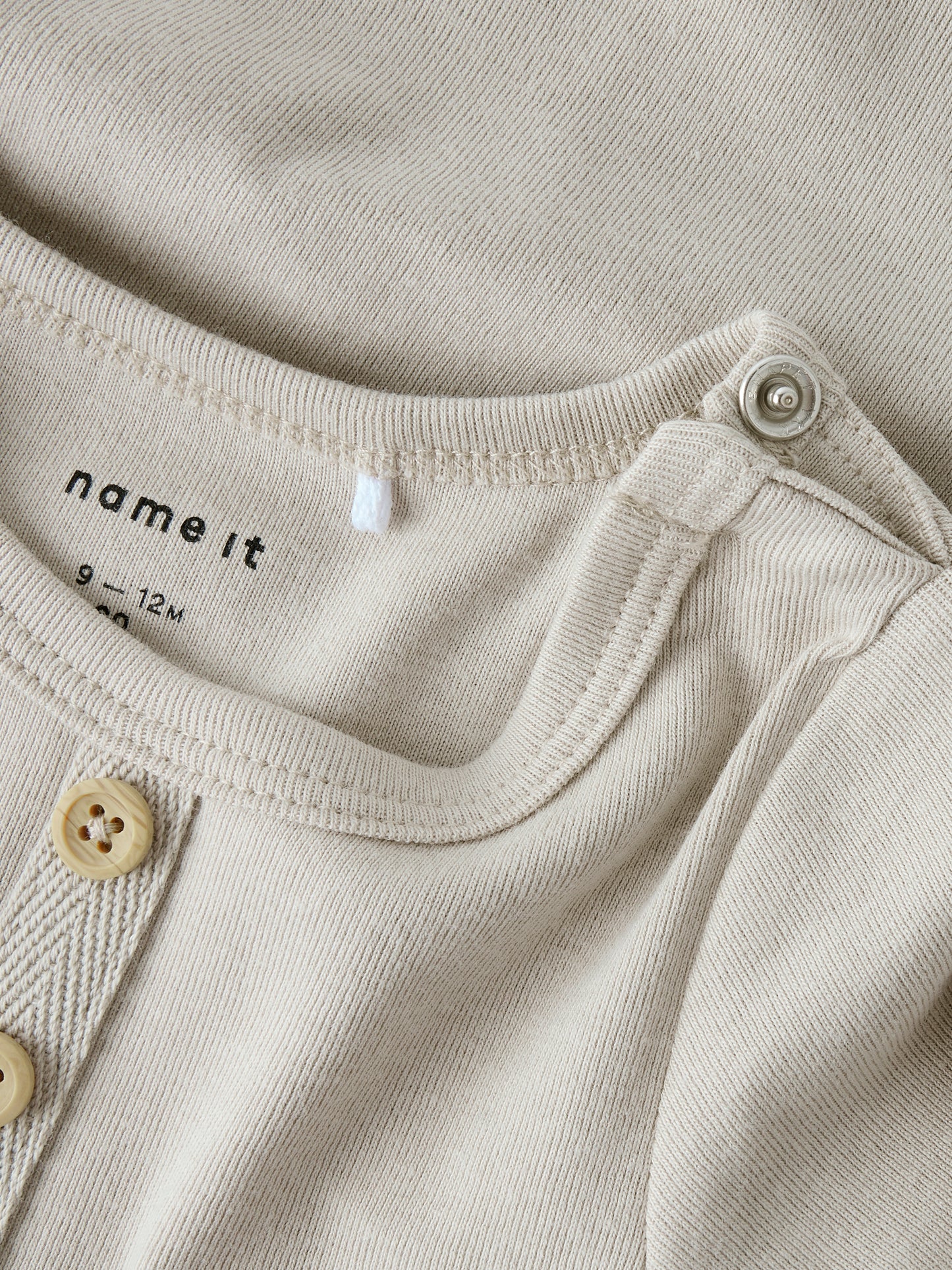 Beige baby body till pojke med knappar fram. Ekologiska bebis kläder från Name it. Klassisk farfars body.
NBMFRIG R LS BODY
13240939
