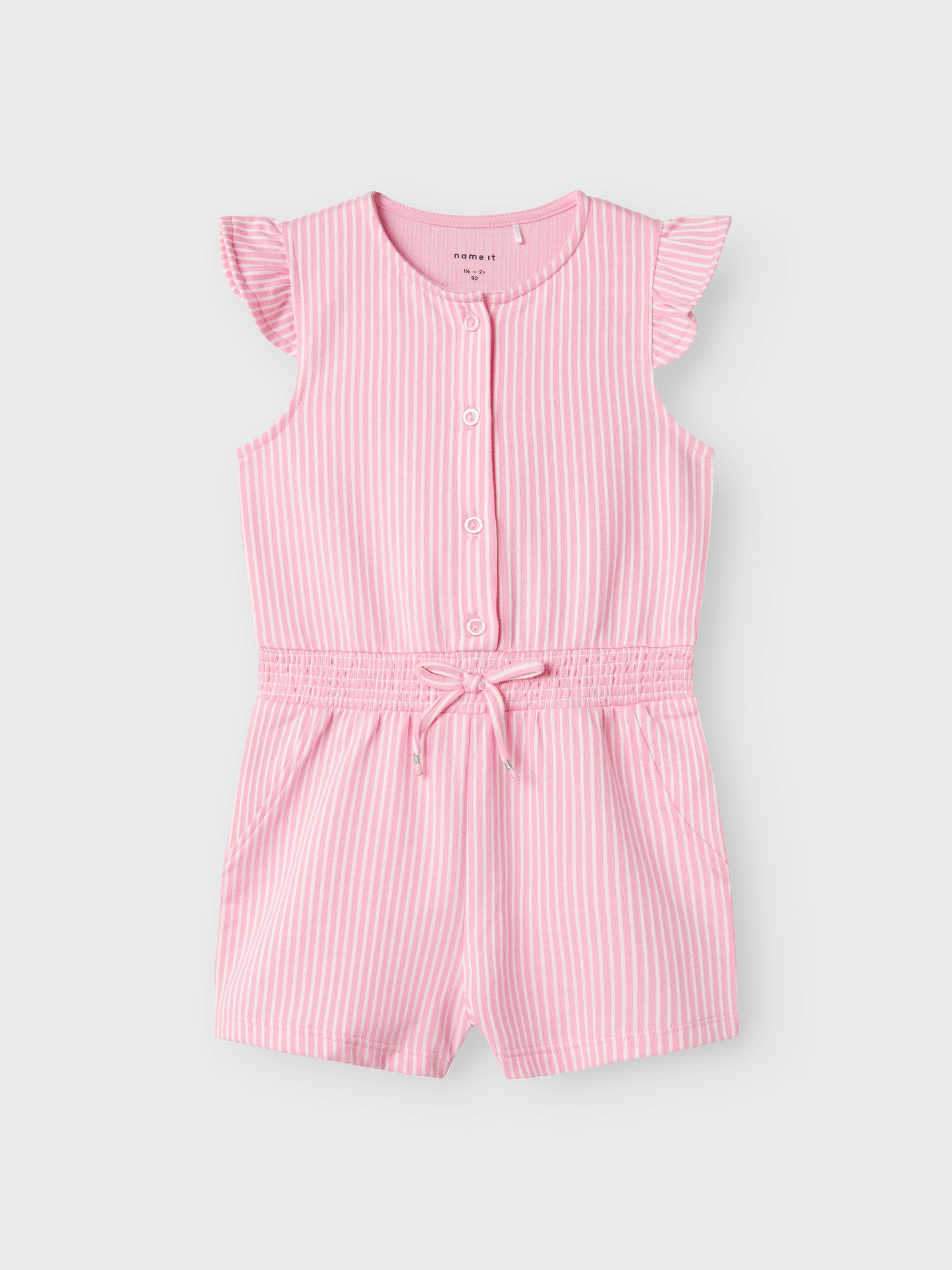 Super fin jumpsuit med shorts i rosa och vit randig modell till flicka. Ekologiska barnkläder från Name it. Shorts och t-shirt med rosett, volanger och knappar har denna shortsdräkt.
NMFFRIS JUMPSUIT
13241179