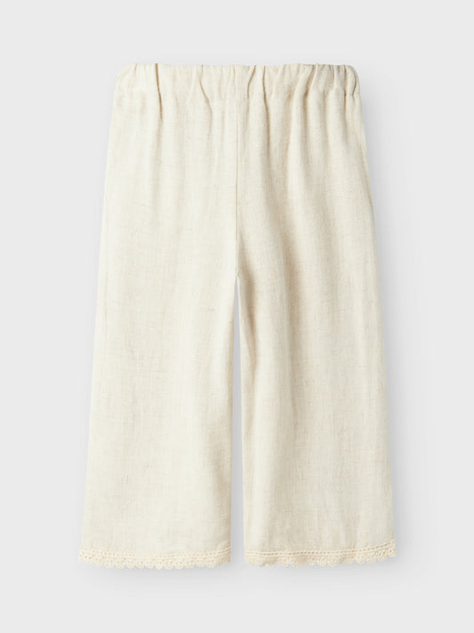 Ljus beige linne byxa till flicka från Lil 'Atelier. Sköna linnebyxor perfekta för fina sommardagar.
NMFFRIGG CROPPED PANT LIL
13240797
