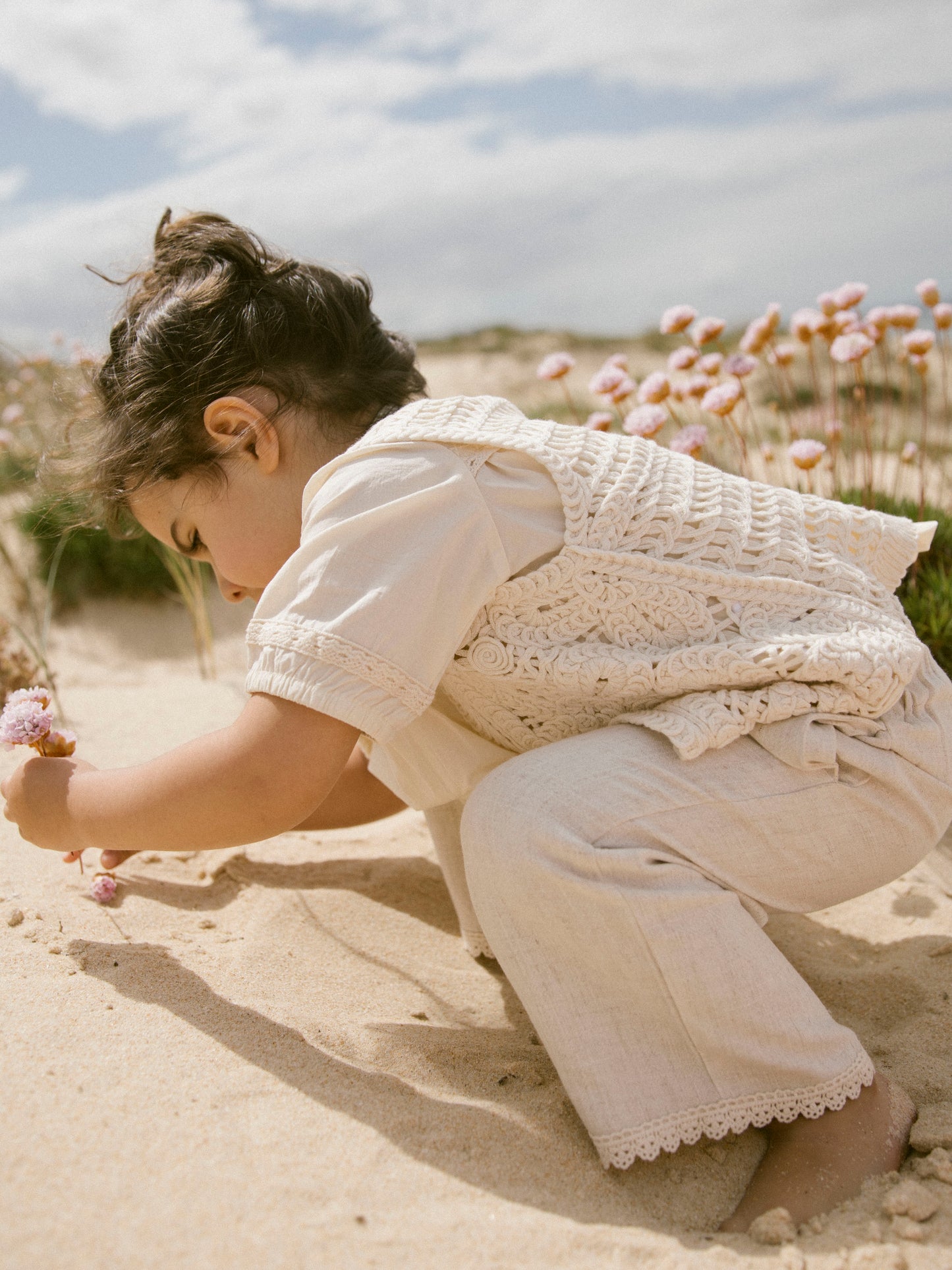 Ljus beige linne byxa till flicka från Lil 'Atelier. Sköna linnebyxor perfekta för fina sommardagar.
NMFFRIGG CROPPED PANT LIL
13240797