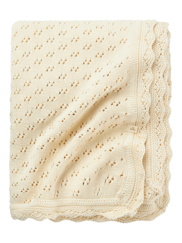 Vacker vit, beige stickad baby filt som passar både flicka och pojke. Ekologiska babysaker perfekta för present till dop och födelse från Name it.
NBNNILIO KNIT BLANKET LIL
13241314
