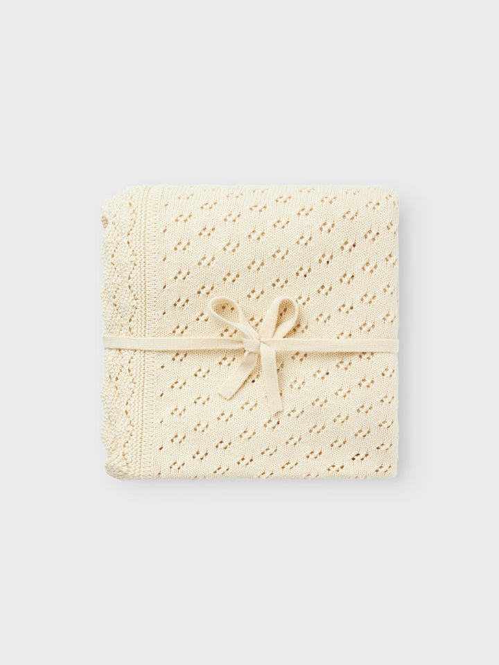 Vacker vit, beige stickad baby filt som passar både flicka och pojke. Ekologiska babysaker perfekta för present till dop och födelse från Name it.
NBNNILIO KNIT BLANKET LIL
13241314