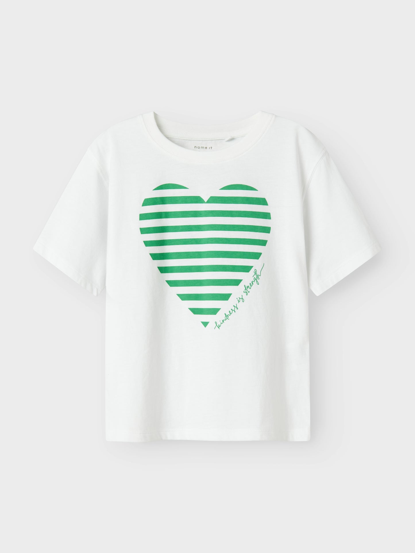 Snygg vit kortärmad t-shirt med randigt grönt hjärta till flicka. Tjej topp i ekologisk bomull från Name it.
NKFFESKO SS NREG TOP
13241497