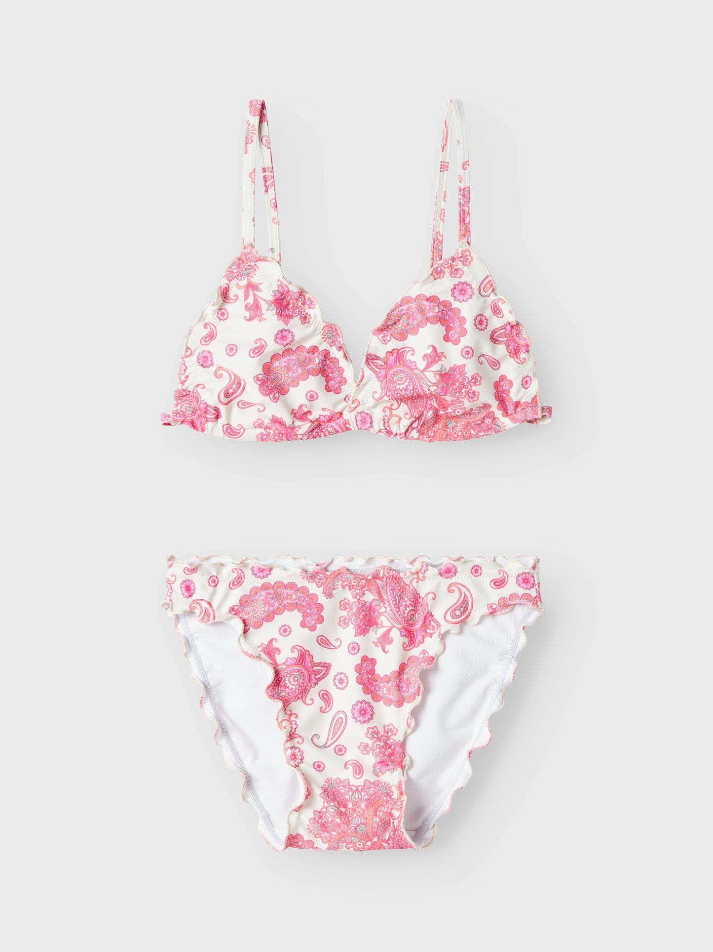 Superfin möntrad bikini till ungdom.
Spänne i ryggen och reglerbara axelband. Tjej badkläder, blommig vit och rosa bikini med trekants bh.
NLFZILLE BIKINI
13239205