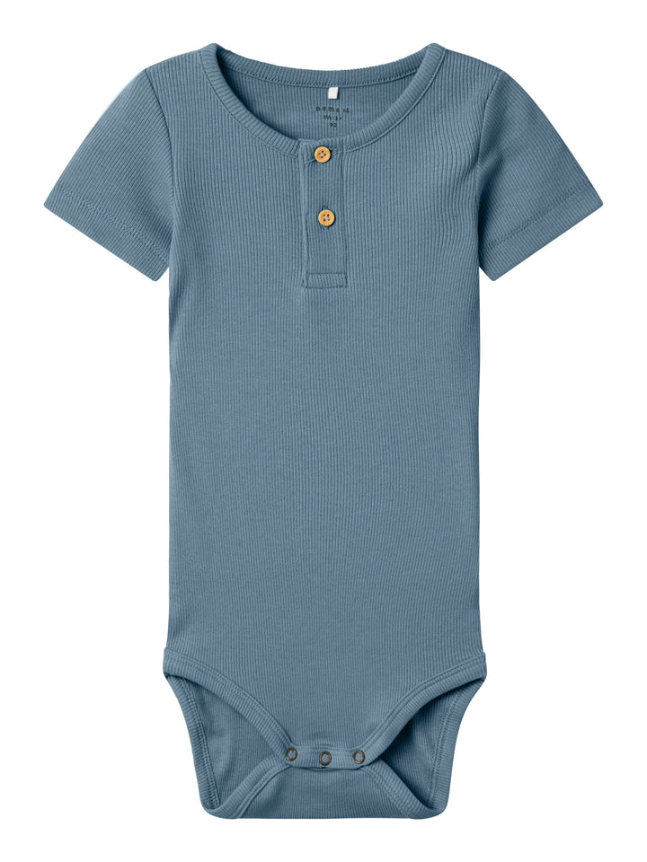Blå kortärmad body till pojke. Bodysuit med knappar till nyfödd kille, ekologiska babykläder från Name it.
NBMKAB SS BODY NOOS
13218874
