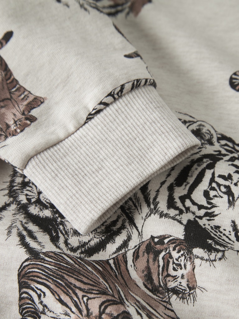 Långärmad sweat tröja till pojke. Skön ekologisk tiger mönstrad sweatshirt tröja från Name it.
NMMTHORNE LS NREG SWEAT BRU BOX
13251801