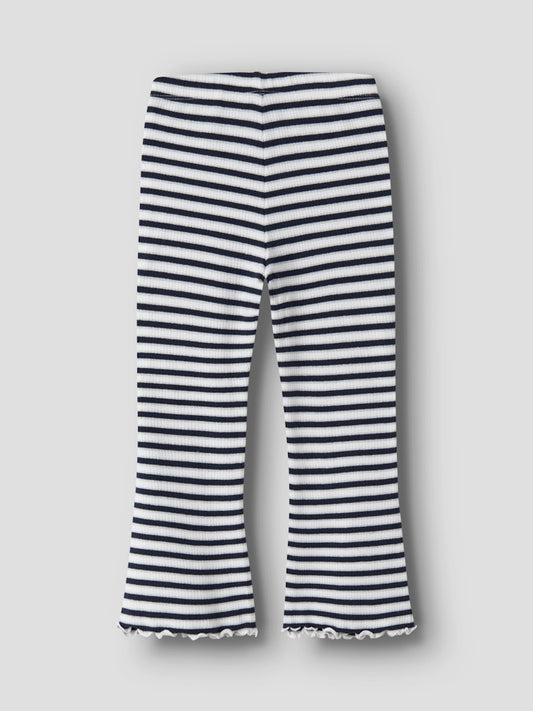 Vit och blå randig utsvängd byxa till flicka. Tjej byxor flared, ribbade leggings med silver glitter. Ekologiska barnkläder från Name it.
NMFTAIAS FLARE PANT
13251813