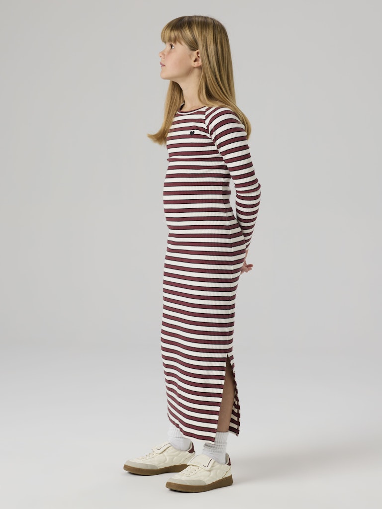 Röd och vit randig långärmad klänning i ekologisk bomull till flicka. Tjej klänning från Name it.
NKFTALA LS XSL MAXI DRESS
13251716