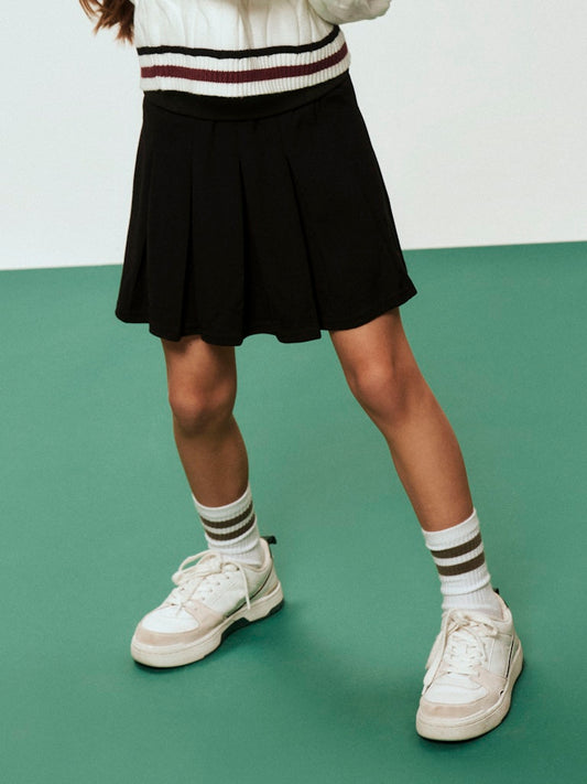 Svart plisserad kjol med randig resår. Kort kjol till flicka. Sportig svart tjej kjol från Name it.
NKFTESMIN PLEATED SKIRT
13251636