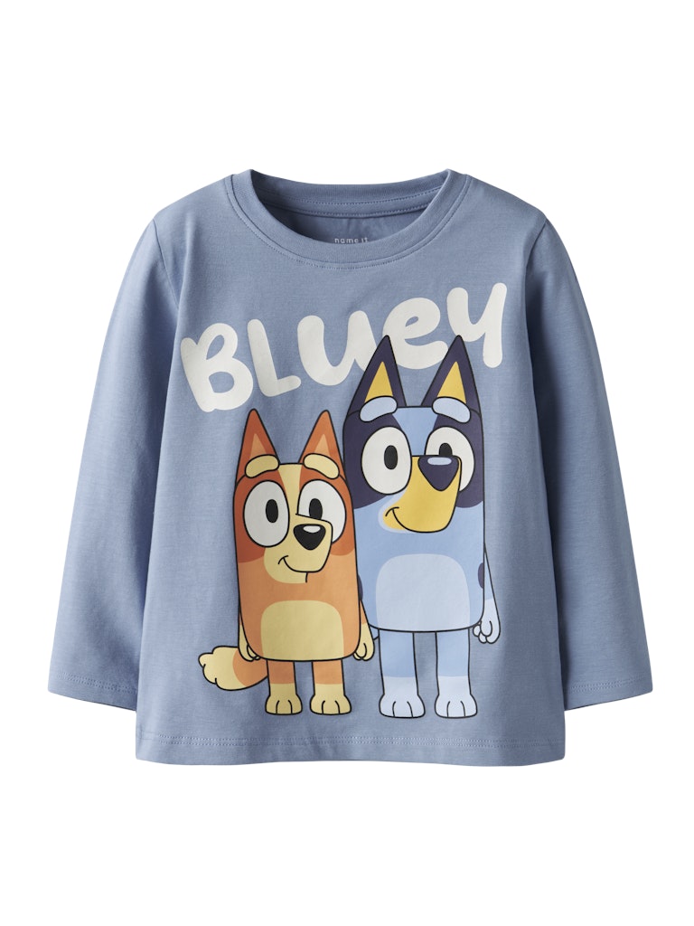 Ljusblå långärmad t-shirt till pojke med hundar från Bluey. Bluey tröja med tryck både på fram och baksidan.
NMMJONAS BLUEY LS NREG TOP BOX SKY
13252008
